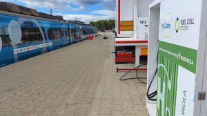 Realizan inédito transporte de hidrógeno verde para suministrarlo a tren propulsado por este elemento