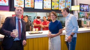 “No me lleves, devuélveme para que me puedan reutilizar”: la campaña pionera en Chile que incorpora vasos reutilizables en patios de comidas