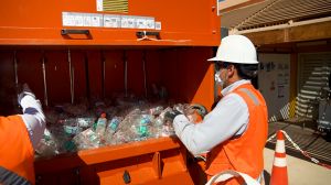 Convierten 5 mil botellas plásticas semanales en recipientes para alimentos