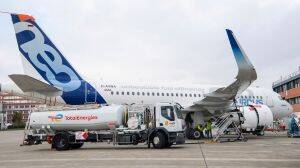 Airbus espera disminuir hasta en un 90% emisiones de CO2 tras alianza con TotalEnergies en combustibles de aviación sostenibles
